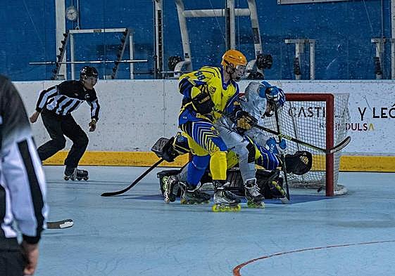 Una disputa del primer partido de la final entre CPLV y Molina.