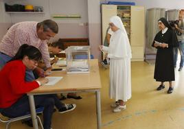 Dos religiosas acuden a votar en Palencia en el colegio Jorge Manrique.