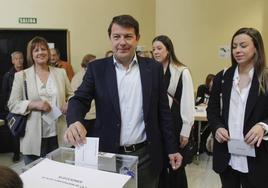 Alfonso Fernández Mañueco vota, con su mujer y sus hijas, en Salamanca.