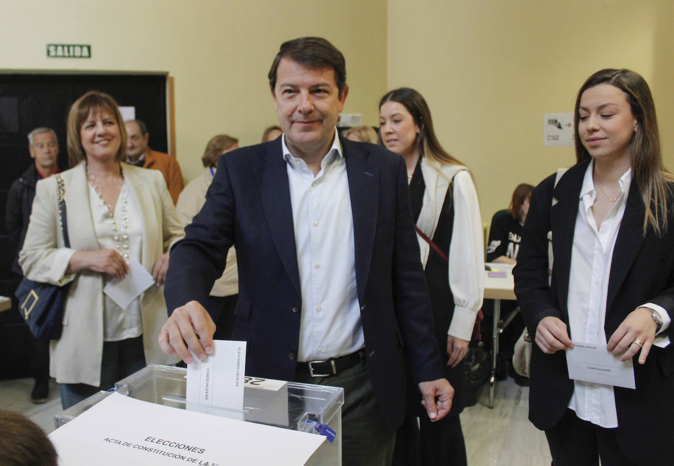 Alfonso Fernández Mañueco vota, con su mujer y sus hijas, en Salamanca.