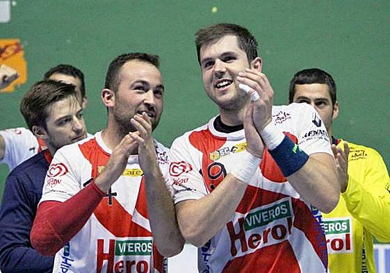 Carlos e Ismael Villagrán aplauden a la afición durante un partido en Nava de la Asunción.