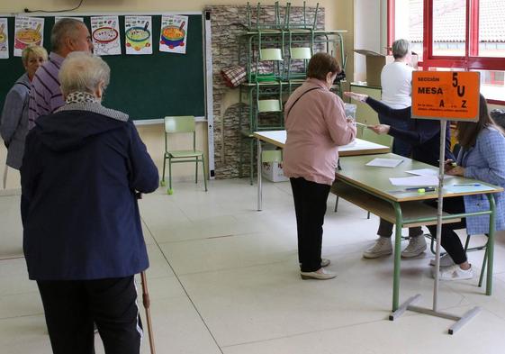 Una de las mesas electorales instalada en el colegio de Nueva Segovia.