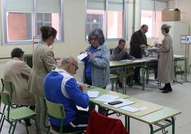 Votación en una de las aulas del instituto Giner de los Ríos.