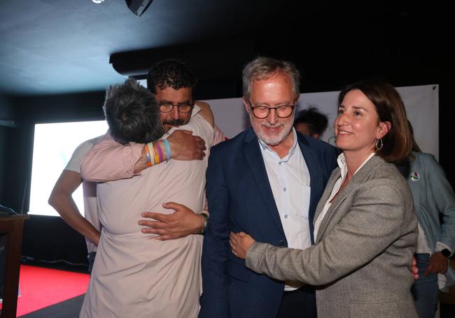 María Sánchez, Manuel Saravia y Alberto Bustos, tras conocer los resultados.