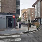 Un coche se empotra marcha atrás contra la terraza de un bar y se da a la fuga
