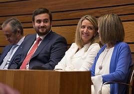 El diputado de Vox Pablo Sáez y los populares José Ángel Alonso, Alicia García y Milagros Marcos, en un acto institucional en las Cortes de Castilla y León.