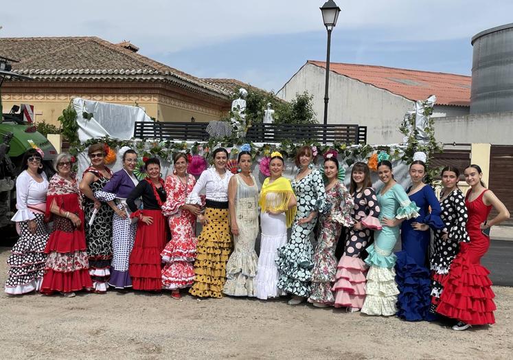 Imagen principal - Decenas de personas participan en los actos de la feria flamenca de Nava de la Asunción.