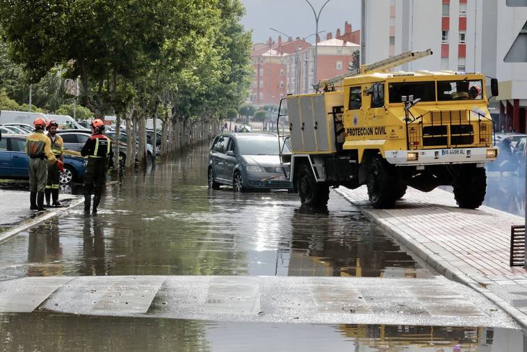 Un camión de Protección Civil retira un vehículo de la avenida de las Salinas.