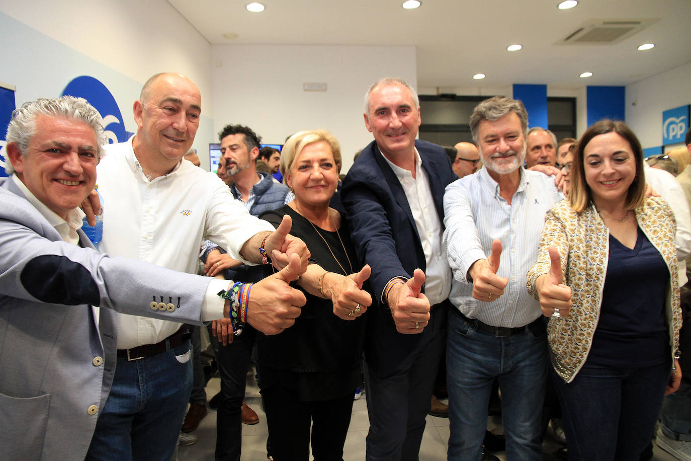 Dirigentes del Partido Popular de Segovia celebran los resultados.