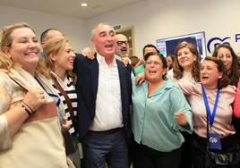 Mazarías, que será alcalde, festeja el triunfo con parte de su equipo.