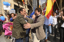 Conrado Íscar se abraza con Alfonso Fernández Mañueco en el cierre de campaña de Jesús Julio Carnero.