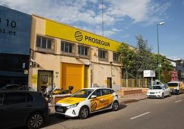 Exterior de la empresa Prosegur donde se ha producido el incendio.