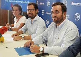 José Ángel Alonso, a la derecha, junto a Eduardo Carazo y Mercedes Cantalapiedra.