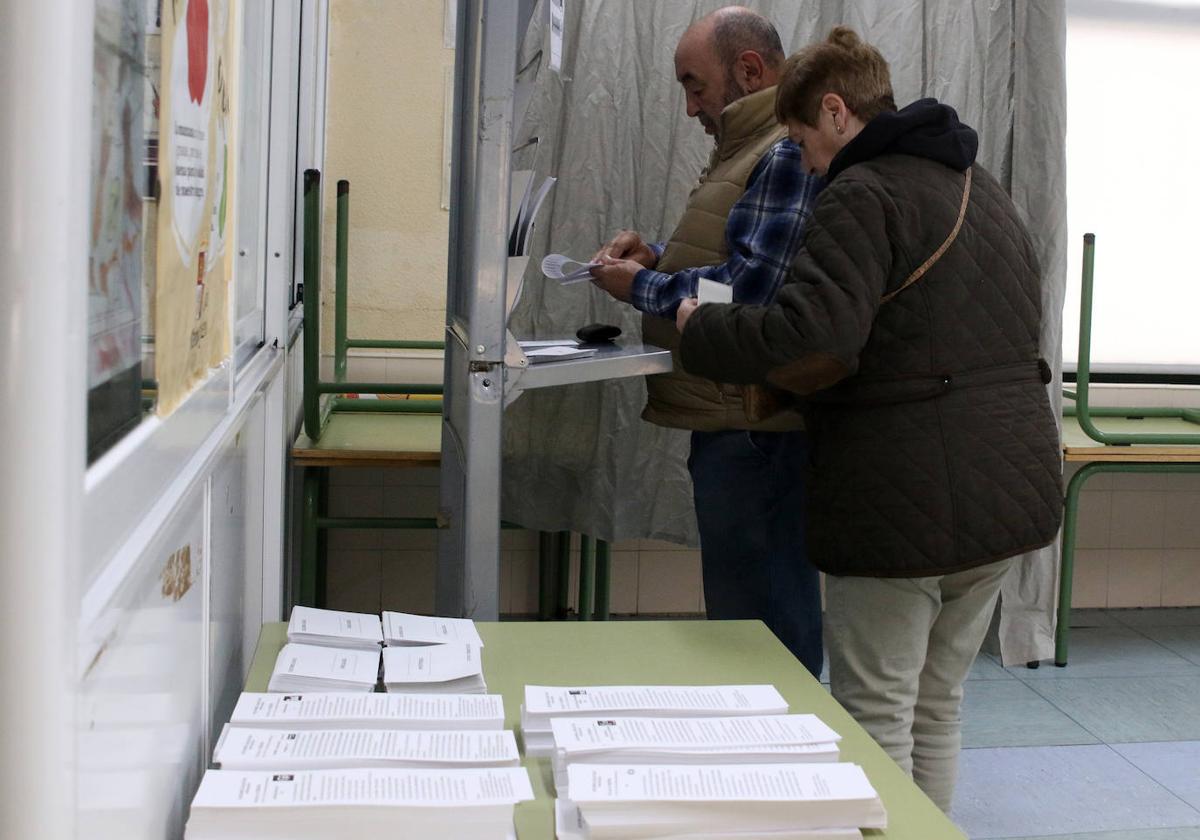 Votación en el colegio Villalpando de Segovia capital.