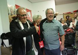 Francisco Guarido (derecha) celebra los resultados de las elecciones.