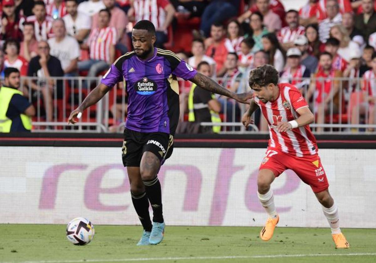 Larin avanza con la pelota ante Pozo durante el último Almería-Real Valladolid