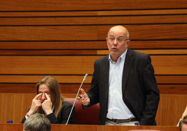 Francisco Igea, durante su pregunta al presidente de la Junta. A su lado, Pablo Fernández (Unidas Podemos).