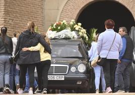 El coche fúnebre a las puertas de la Iglesia de San Boal.