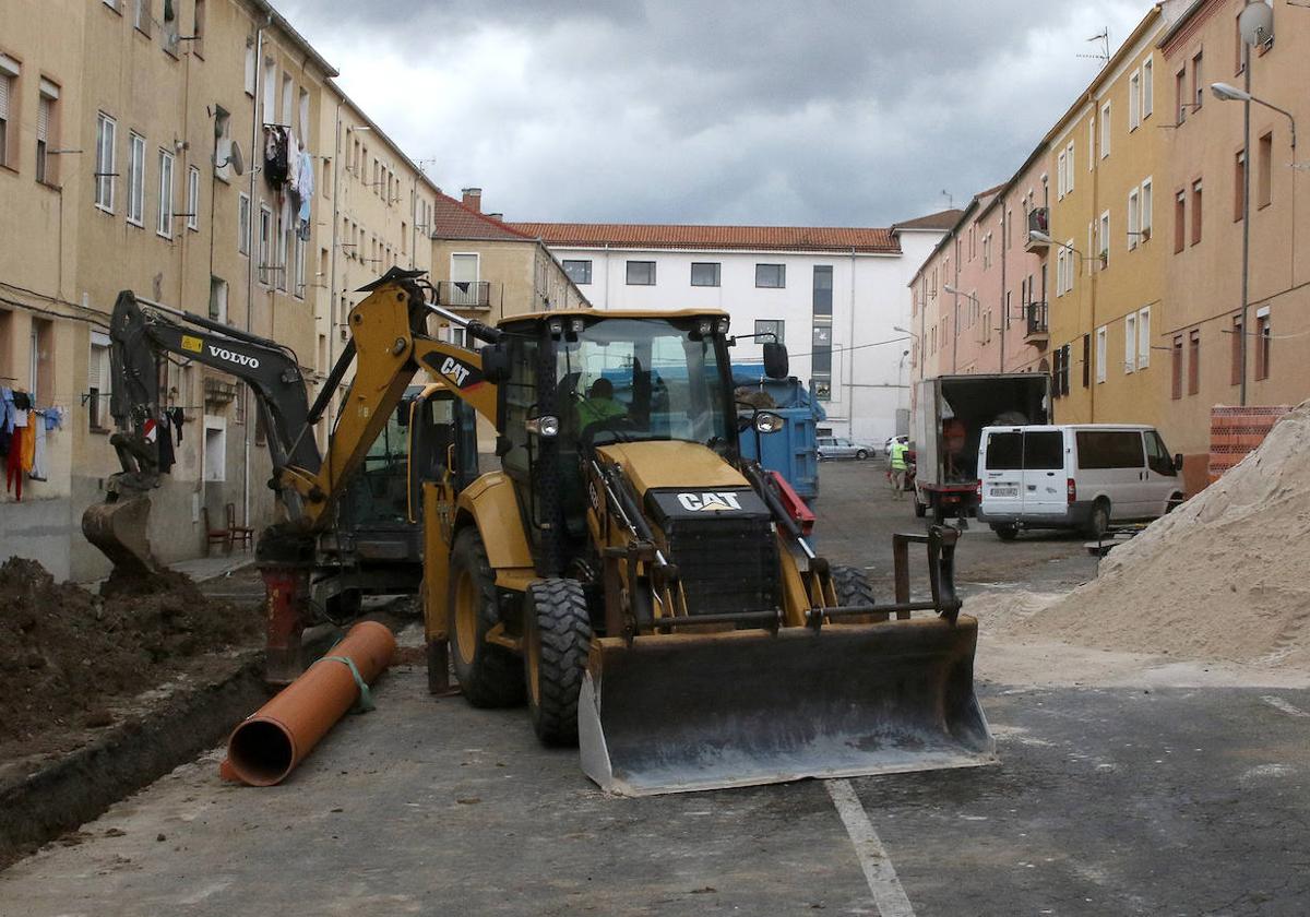 Maquinaria en el inicio de las obras que se llevan a cabo en la calle Alonso Sánchez Coello de Segovia.