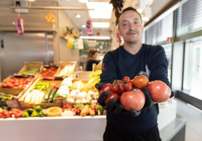 Óliver Porro con una gran variedad de tomates en el Mercado del Val.