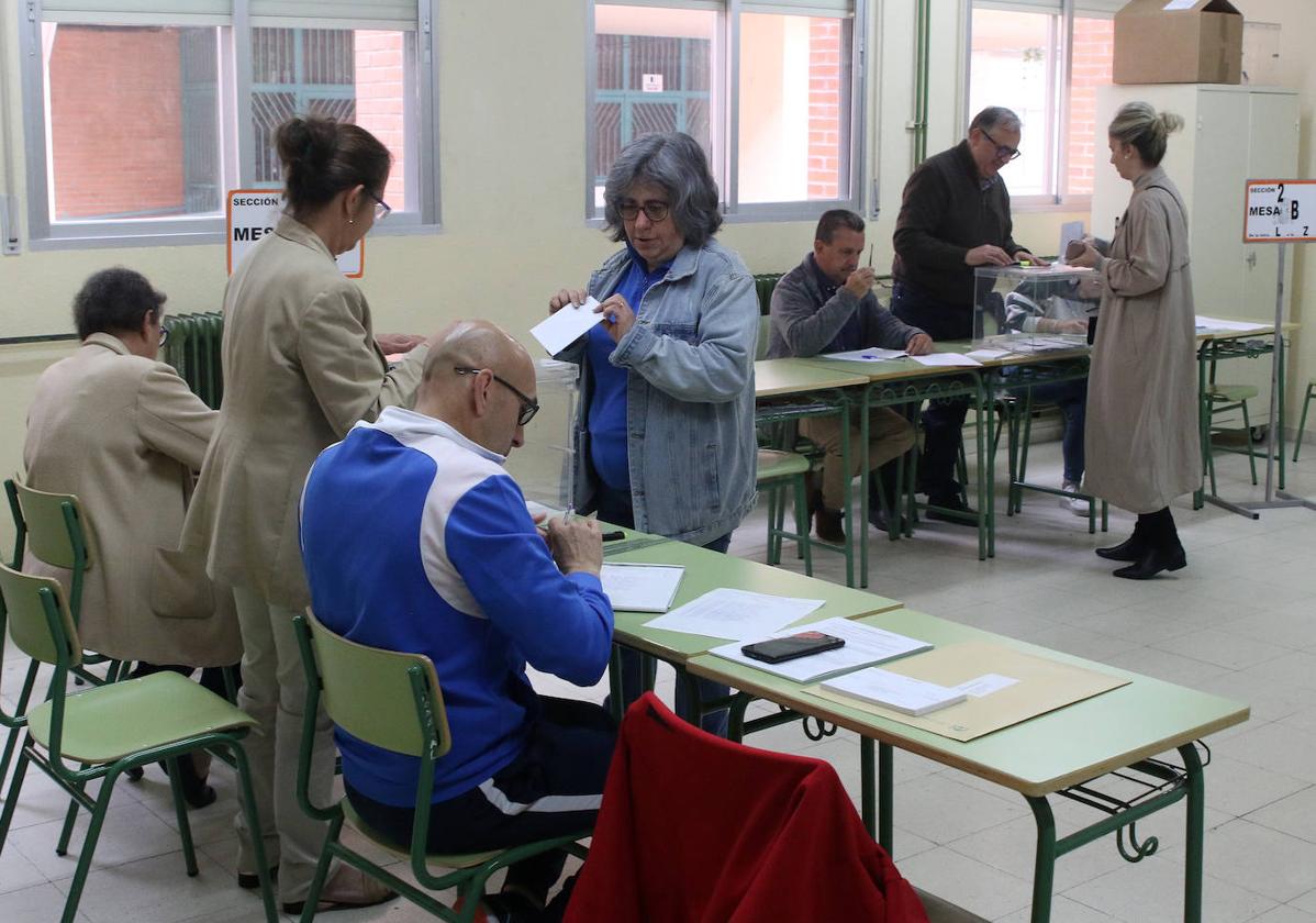 Mesas electorales en en el instituto Giner de los Ríos, en el barrio de San José.