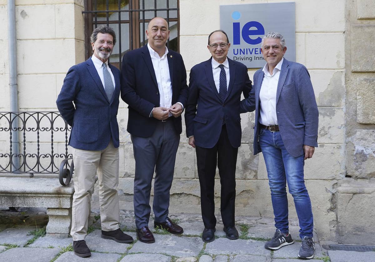 Representantes de IE University y de la Diputación en el campus de Segovia.