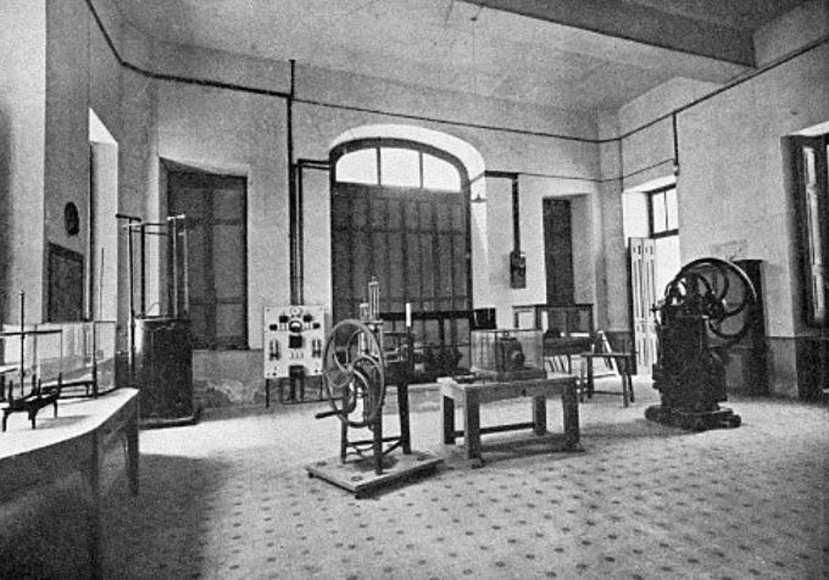 Interior del Observatorio Meteorológico de Valladolid en 1926.