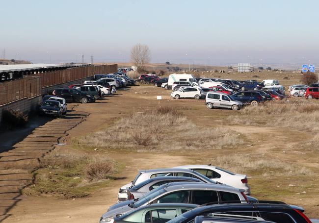 Parcela usada como aparcamiento junto a la estación del Ave de Segovia.