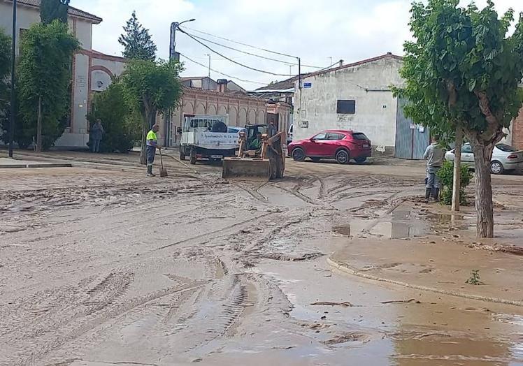 Imagen principal - La Seca, un barrizal tras la tromba de agua: «El pueblo parecía un río»