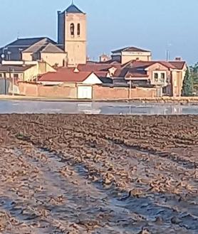 Imagen secundaria 2 - La Seca, un barrizal tras la tromba de agua: «El pueblo parecía un río»