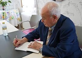 Félix Rodrigo firma un ejemplar de su libro.