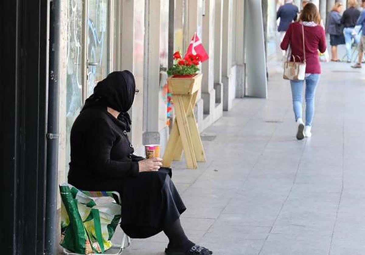 Una mujer pide ayuda en los soportales de Fuente Dorada en Valladolid.