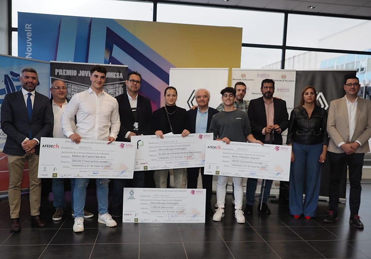 Los galardonados de los Premios Joven Promesa posan en la gala.