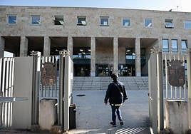 Entrada a la sede autonómica de la Consejería de Economía y Hacienda.