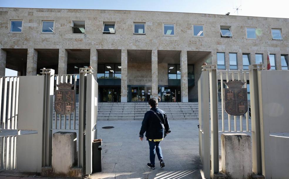 Entrada a la sede autonómica de la Consejería de Economía y Hacienda.