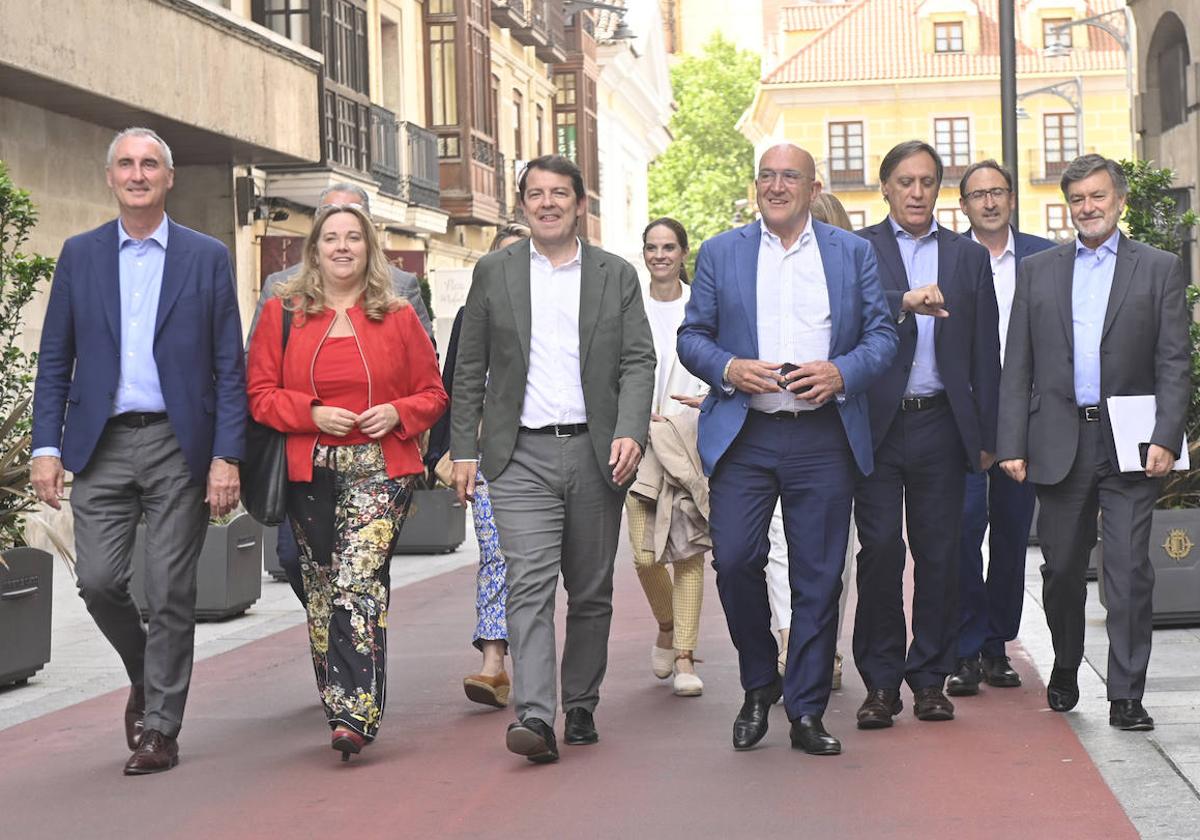 Mañueco, eufórico, insta al PP a «rematar la faena» en las generales
