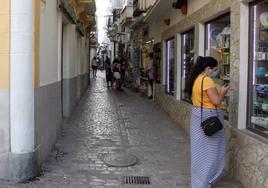 Una mujer mira un escaparate en Tarifa en una imagen de archivo.