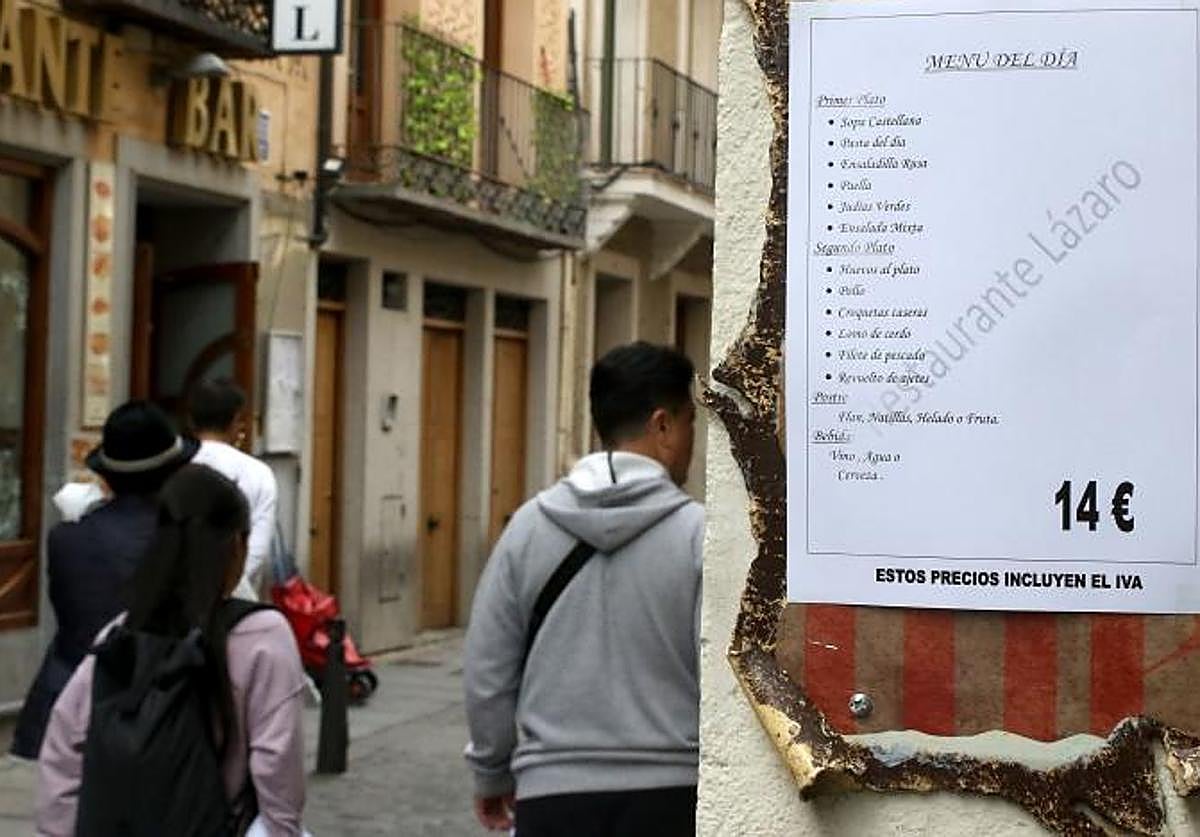 Un cartel anuncia el menú del día de un restaurante segoviano.
