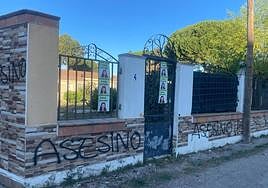 Pintadas realizadas el pasado abril en el chalé de la familia de Óscar S. en El Romeral.