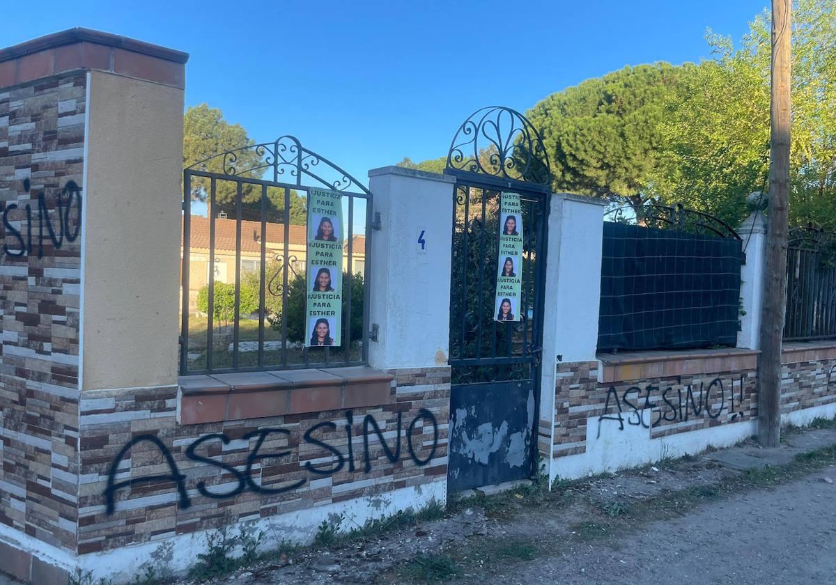 Pintadas realizadas el pasado abril en el chalé de la familia de Óscar S. en El Romeral.