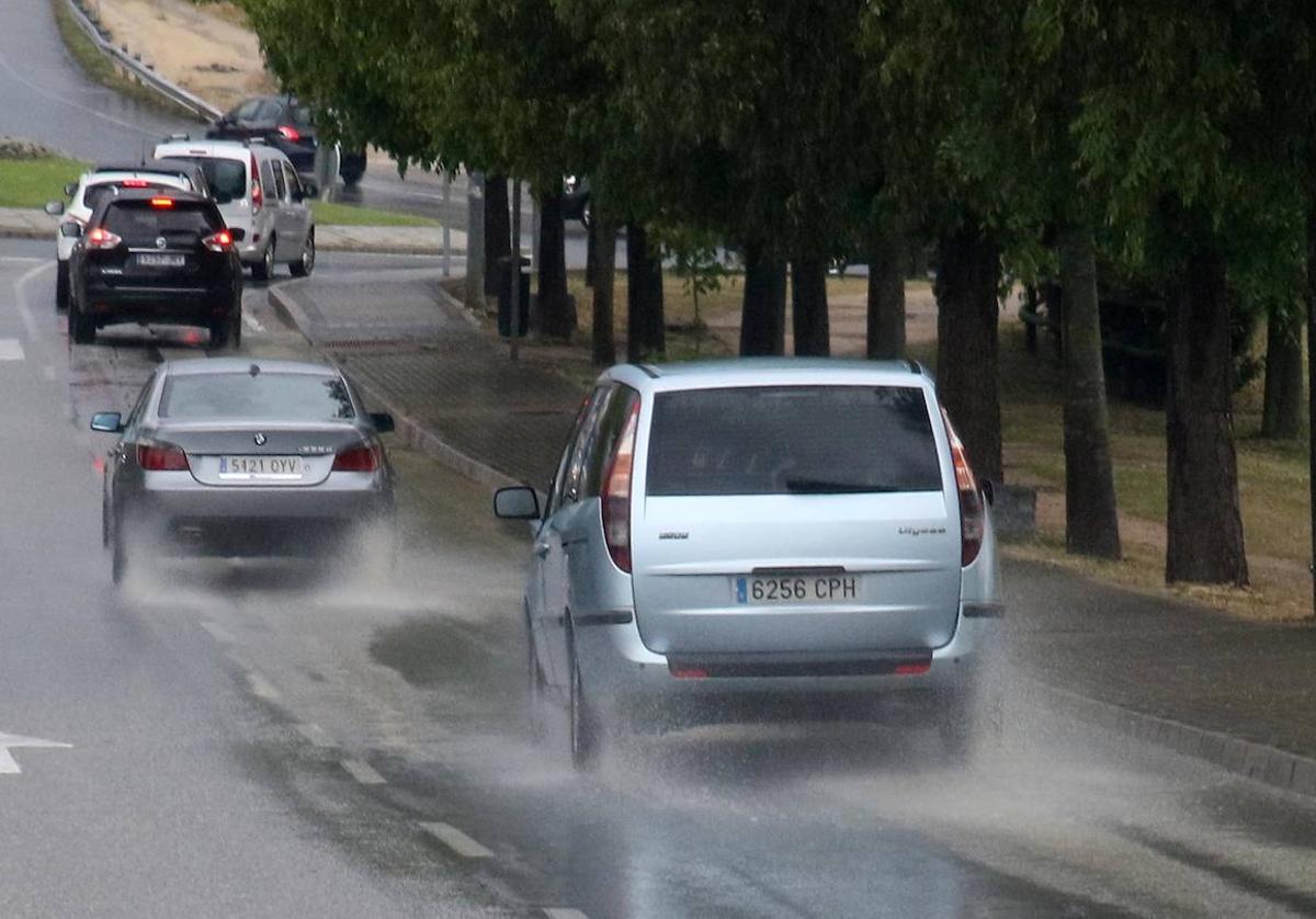 Varios vehículos circulan por una calle de Segovia capital.