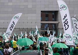 Protesta de los trabajadores de extinción de incendios forestales ante la Consejería de Medio Ambiente.