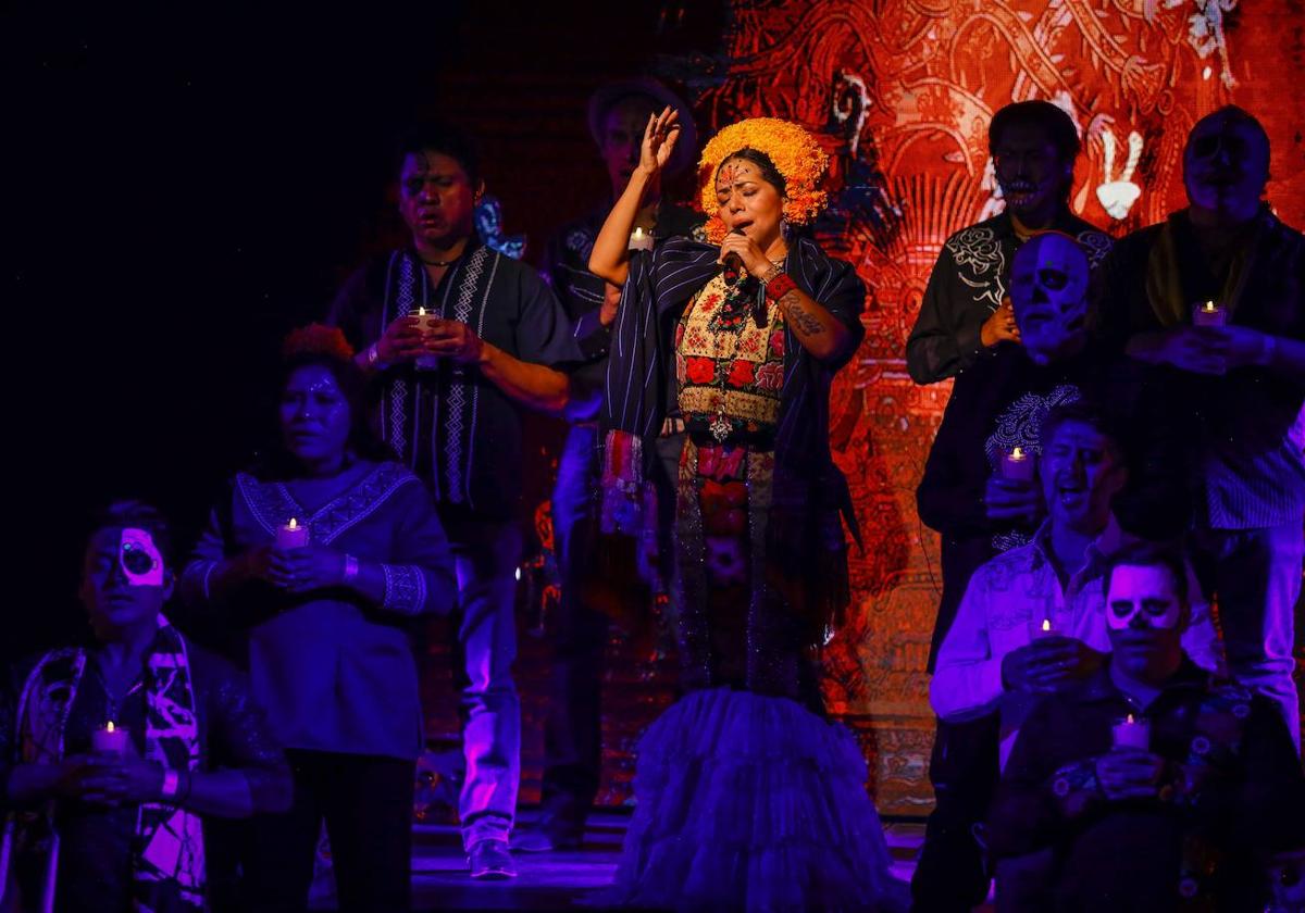 Lila Downs, durante un concierto.