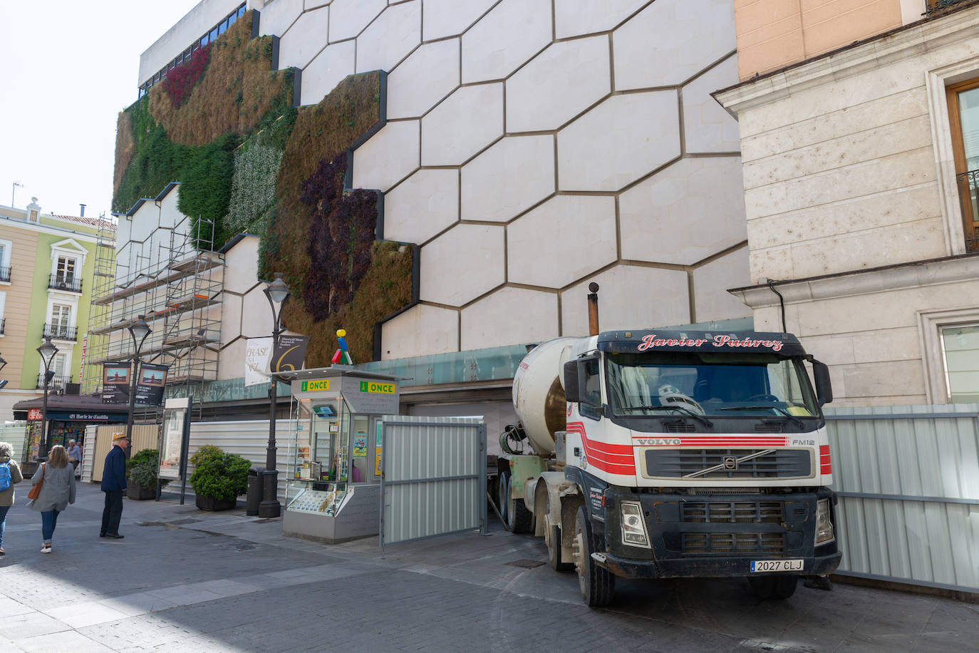 Valladolid se despide del jardín vertical del Corte Inglés