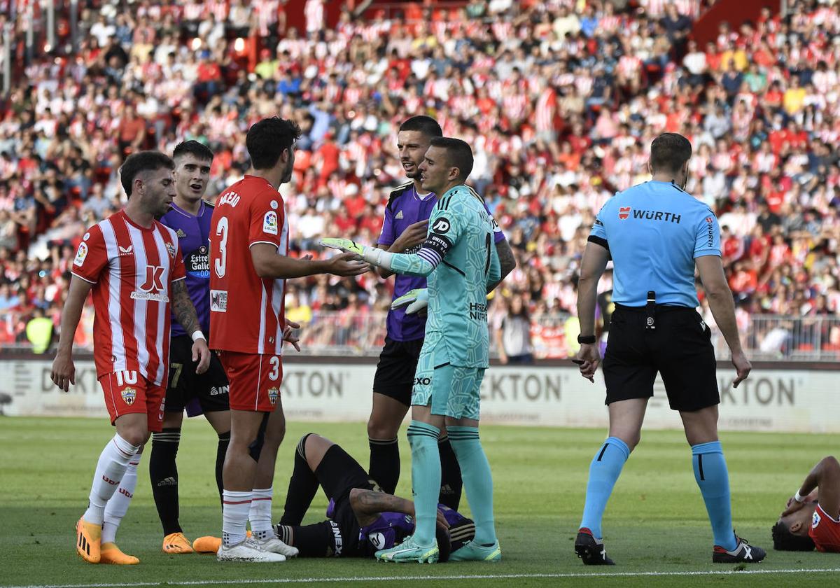 Jordi Masip dialoga con dos jugadores del Almería tras un choque.