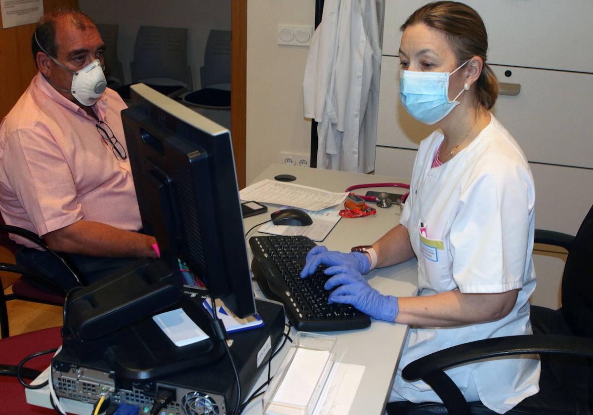 Una médico de Familia atiende a un paciente en el consultorio de Valseca, en Segovia.