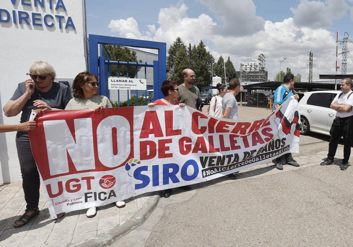 Trabajadores, a la puerta de la fábrica, recuperan la pancarta de las protestas de 2022.