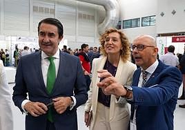 El consejero Juan Carlos Suárez-Quiñones, la directora de Vivienda, María Pardo, y el presidente del Colegio de Administradores de Fincas de Valladolid, Salvador Díez Lloris.