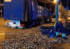 Cervezas esparcidas por la calzada junto al camión siniestrado.