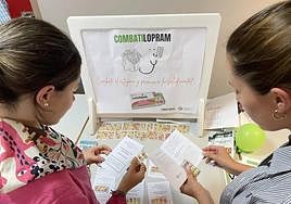 Dos mujeres conusltan el prospecto, en la campaña lanzada por El Puente Salud Mental.